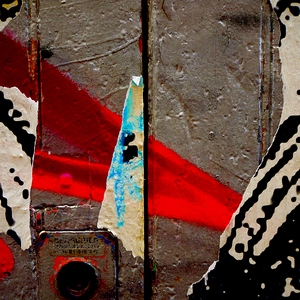 Papier déchiré sur une porte en métal - France  - collection de photos clin d'oeil, catégorie streetart